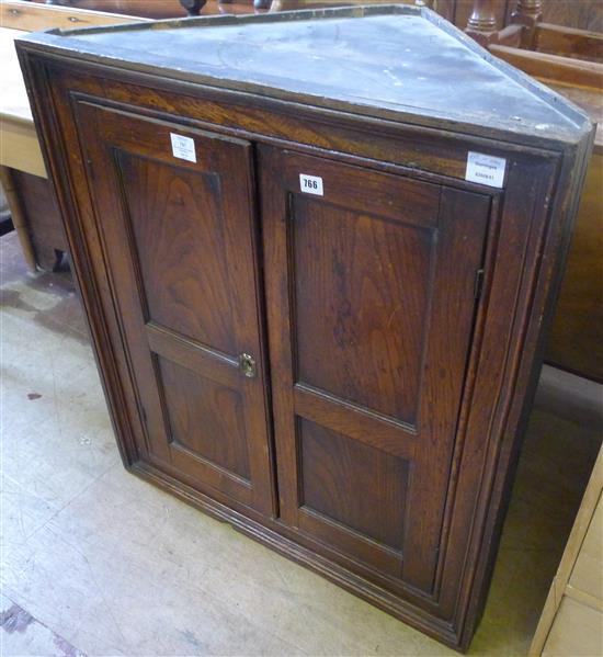 18th century oak corner cupboard(-)